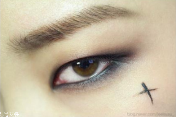 權志龍眼妝怎么畫 權志龍妝容教程