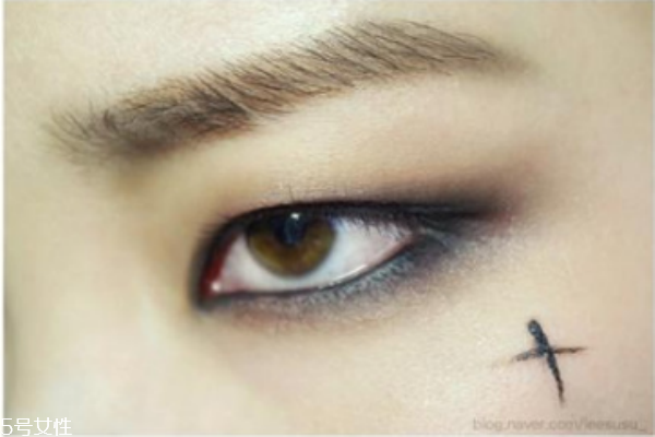 權志龍眼妝怎么畫 權志龍妝容教程