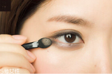灰色眼影怎么畫 3步打造成熟可愛眼妝 灰色眼影怎么畫 3步打造成熟可愛眼妝