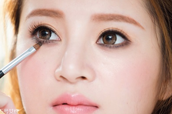 灰色眼影怎么畫 3步打造成熟可愛眼妝 灰色眼影怎么畫 3步打造成熟可愛眼妝