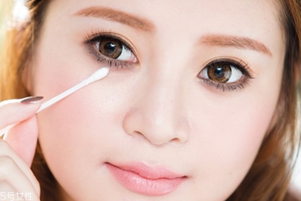 灰色眼影怎么畫 3步打造成熟可愛眼妝 灰色眼影怎么畫 3步打造成熟可愛眼妝