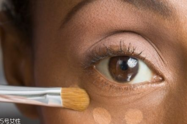 如何遮蓋黑眼圈 教你秒遮黑眼圈 如何遮蓋黑眼圈 教你秒遮黑眼圈