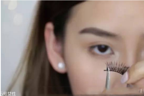 假睫毛怎么粘 粘貼假睫毛的簡(jiǎn)單貼法 假睫毛怎么粘 粘貼假睫毛的簡(jiǎn)單貼法