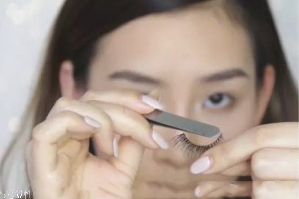 假睫毛怎么粘 粘貼假睫毛的簡(jiǎn)單貼法 假睫毛怎么粘 粘貼假睫毛的簡(jiǎn)單貼法