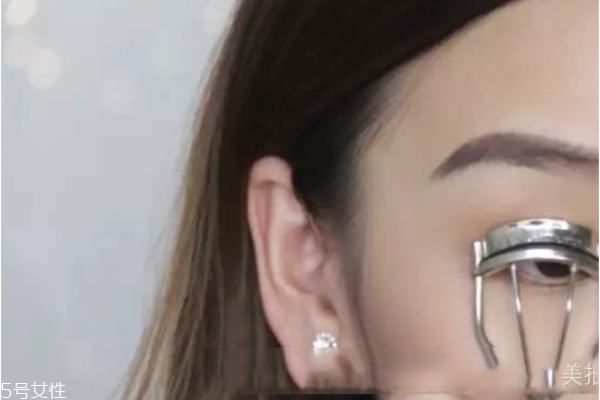 假睫毛怎么粘 粘貼假睫毛的簡(jiǎn)單貼法 假睫毛怎么粘 粘貼假睫毛的簡(jiǎn)單貼法