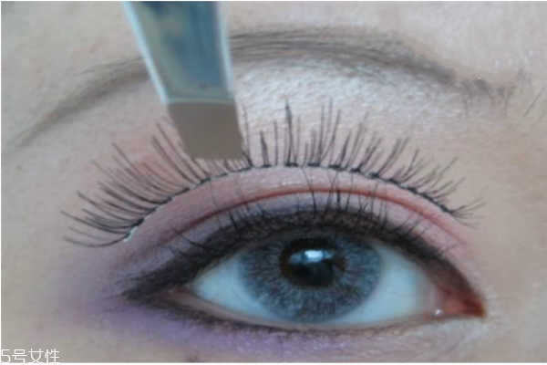 假睫毛怎么粘 粘貼假睫毛的簡(jiǎn)單貼法 假睫毛怎么粘 粘貼假睫毛的簡(jiǎn)單貼法