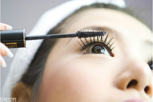 假睫毛怎么粘 粘貼假睫毛的簡(jiǎn)單貼法 假睫毛怎么粘 粘貼假睫毛的簡(jiǎn)單貼法