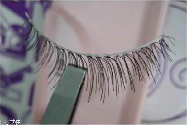 假睫毛怎么粘 粘貼假睫毛的簡(jiǎn)單貼法 假睫毛怎么粘 粘貼假睫毛的簡(jiǎn)單貼法