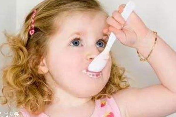 一歲的寶寶可以喝酸奶嗎 如何挑選酸奶 一歲的寶寶可以喝酸奶嗎 如何挑選酸奶