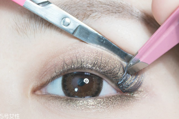 假睫毛怎么粘 粘貼假睫毛的簡(jiǎn)單貼法 假睫毛怎么粘 粘貼假睫毛的簡(jiǎn)單貼法