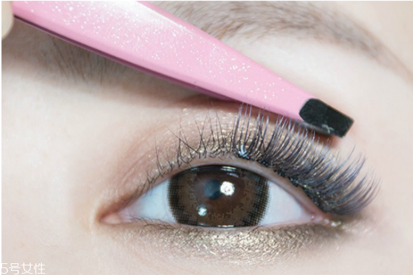 假睫毛怎么粘 粘貼假睫毛的簡(jiǎn)單貼法 假睫毛怎么粘 粘貼假睫毛的簡(jiǎn)單貼法