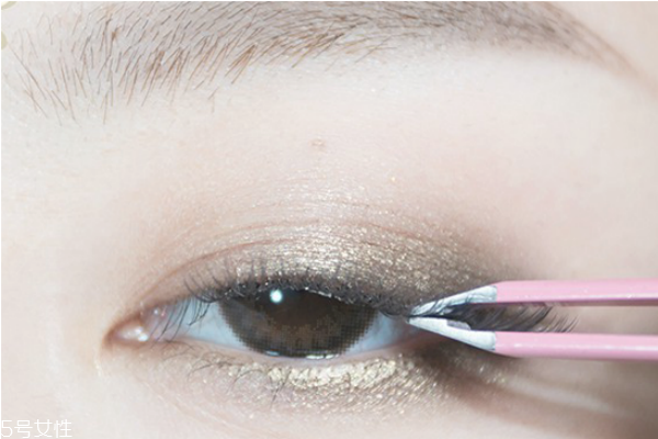假睫毛怎么粘 粘貼假睫毛的簡(jiǎn)單貼法 假睫毛怎么粘 粘貼假睫毛的簡(jiǎn)單貼法