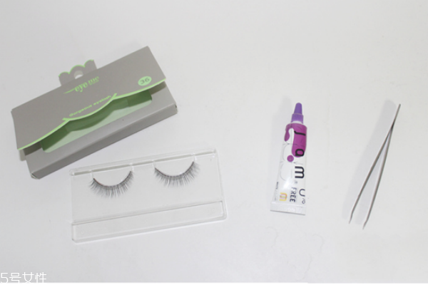 假睫毛貼在真睫毛上面還是下面 假睫毛的正確貼法 假睫毛貼在真睫毛上面還是下面 假睫毛的正確貼法