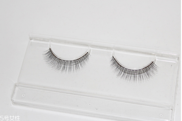 假睫毛貼在真睫毛上面還是下面 假睫毛的正確貼法 假睫毛貼在真睫毛上面還是下面 假睫毛的正確貼法