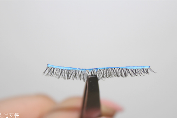 假睫毛貼在真睫毛上面還是下面 假睫毛的正確貼法 假睫毛貼在真睫毛上面還是下面 假睫毛的正確貼法