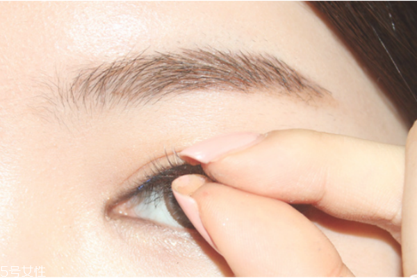 假睫毛貼在真睫毛上面還是下面 假睫毛的正確貼法 假睫毛貼在真睫毛上面還是下面 假睫毛的正確貼法