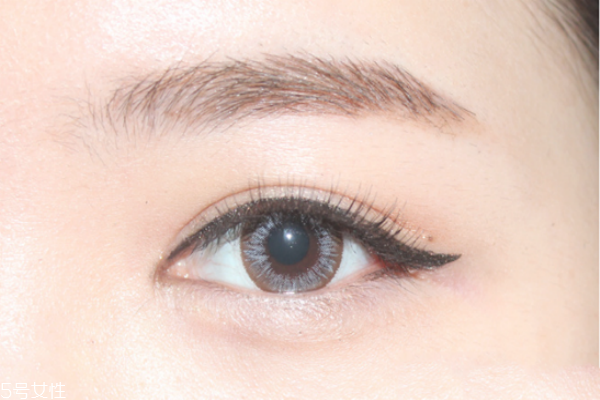 假睫毛貼在真睫毛上面還是下面 假睫毛的正確貼法 假睫毛貼在真睫毛上面還是下面 假睫毛的正確貼法
