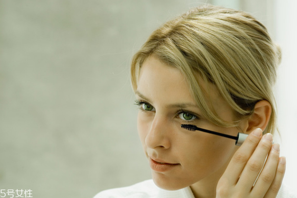 假睫毛貼在真睫毛上面還是下面 假睫毛的正確貼法 假睫毛貼在真睫毛上面還是下面 假睫毛的正確貼法