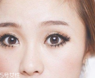 假睫毛貼在真睫毛上面還是下面 假睫毛的正確貼法 假睫毛貼在真睫毛上面還是下面 假睫毛的正確貼法