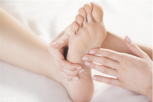 冬天腳后跟開(kāi)裂怎么辦 冬天腳開(kāi)口子這樣做 冬天腳后跟開(kāi)裂怎么辦 冬天腳開(kāi)口子這樣做