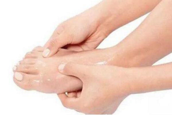 冬天腳后跟開(kāi)裂怎么辦 冬天腳開(kāi)口子這樣做 冬天腳后跟開(kāi)裂怎么辦 冬天腳開(kāi)口子這樣做