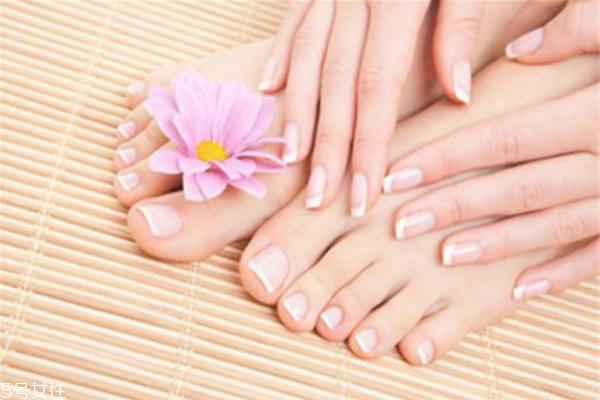 冬天腳后跟開(kāi)裂怎么辦 冬天腳開(kāi)口子這樣做 冬天腳后跟開(kāi)裂怎么辦 冬天腳開(kāi)口子這樣做