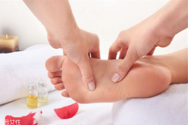 冬天腳后跟開(kāi)裂怎么辦 冬天腳開(kāi)口子這樣做 冬天腳后跟開(kāi)裂怎么辦 冬天腳開(kāi)口子這樣做