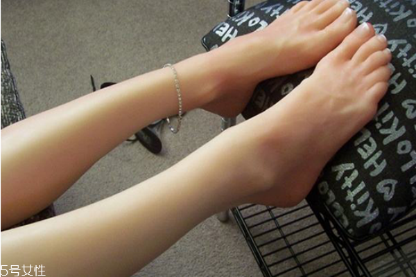 冬天腳后跟開(kāi)裂怎么辦 冬天腳開(kāi)口子這樣做 冬天腳后跟開(kāi)裂怎么辦 冬天腳開(kāi)口子這樣做