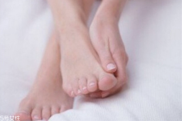 冬天腳后跟開(kāi)裂怎么辦 冬天腳開(kāi)口子這樣做 冬天腳后跟開(kāi)裂怎么辦 冬天腳開(kāi)口子這樣做