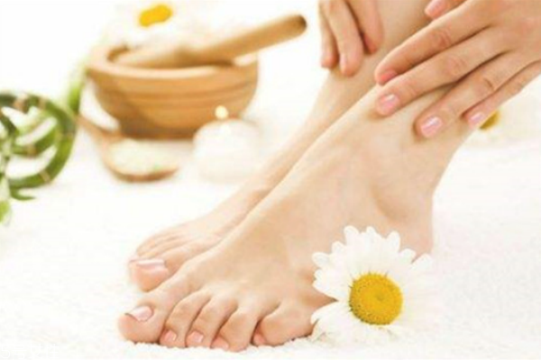 冬天腳后跟開(kāi)裂怎么辦 冬天腳開(kāi)口子這樣做 冬天腳后跟開(kāi)裂怎么辦 冬天腳開(kāi)口子這樣做