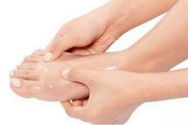 冬天腳后跟開(kāi)裂怎么辦 冬天腳開(kāi)口子這樣做 冬天腳后跟開(kāi)裂怎么辦 冬天腳開(kāi)口子這樣做