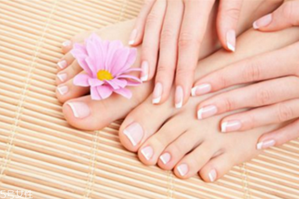 冬天腳后跟開(kāi)裂怎么辦 冬天腳開(kāi)口子這樣做 冬天腳后跟開(kāi)裂怎么辦 冬天腳開(kāi)口子這樣做