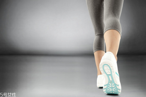 冬天腳后跟開(kāi)裂怎么辦 冬天腳開(kāi)口子這樣做 冬天腳后跟開(kāi)裂怎么辦 冬天腳開(kāi)口子這樣做