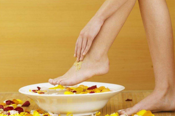 冬天腳冰涼用什么泡腳 女人冬天手腳冰涼的原因 冬天腳冰涼用什么泡腳 女人冬天手腳冰涼的原因