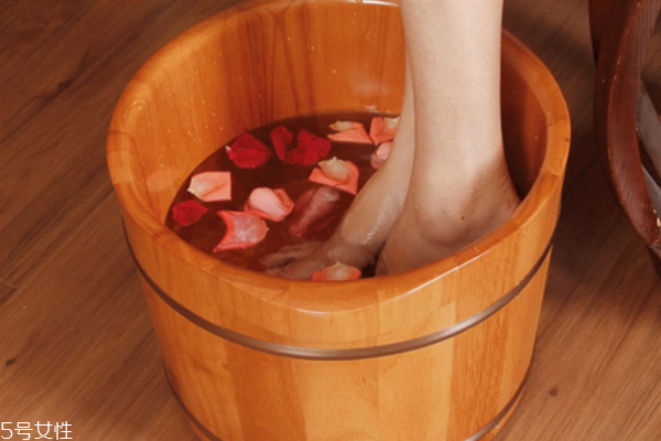 冬天腳冰涼用什么泡腳 女人冬天手腳冰涼的原因 冬天腳冰涼用什么泡腳 女人冬天手腳冰涼的原因