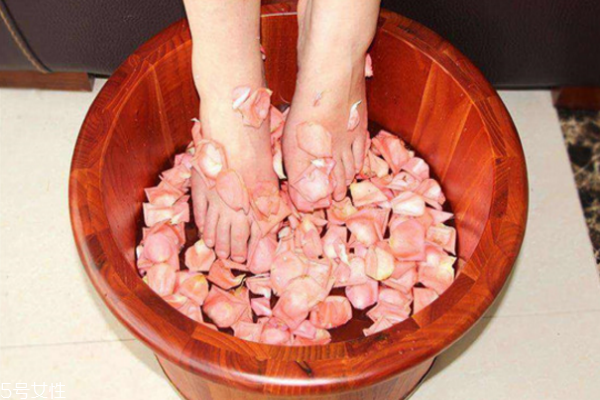 冬天腳冰涼用什么泡腳 女人冬天手腳冰涼的原因 冬天腳冰涼用什么泡腳 女人冬天手腳冰涼的原因