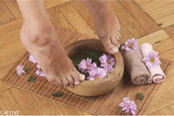 冬天腳冰涼出汗是什么原因 腳冰涼的常見(jiàn)原因