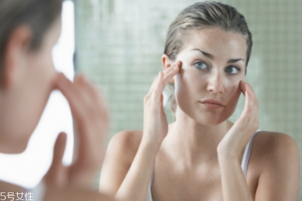 孕吐吐出血是怎么回事 孕吐嚴(yán)重及時就醫(yī)