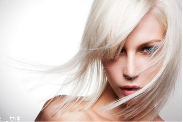 為什么會長出白頭發(fā) 白發(fā)原因小常識 為什么會長出白頭發(fā) 白發(fā)原因小常識