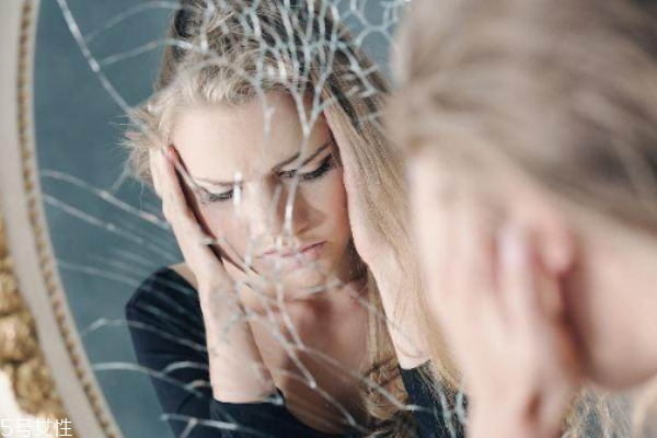 為什么會長出白頭發(fā) 白發(fā)原因小常識 為什么會長出白頭發(fā) 白發(fā)原因小常識