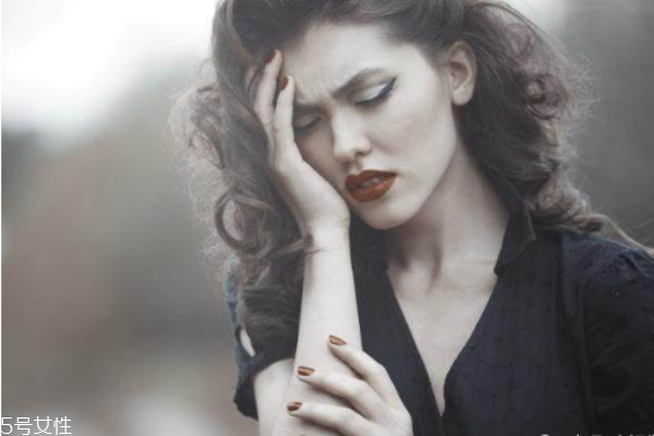 為什么會長出白頭發(fā) 白發(fā)原因小常識 為什么會長出白頭發(fā) 白發(fā)原因小常識