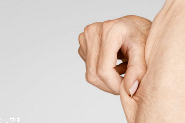 皮膚松弛，你應(yīng)該為肌膚補(bǔ)充營(yíng)養(yǎng)