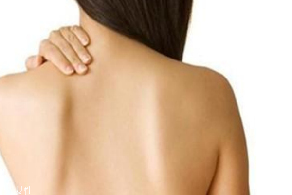 駝背、小腹凸是肩胛骨不正惹的禍
