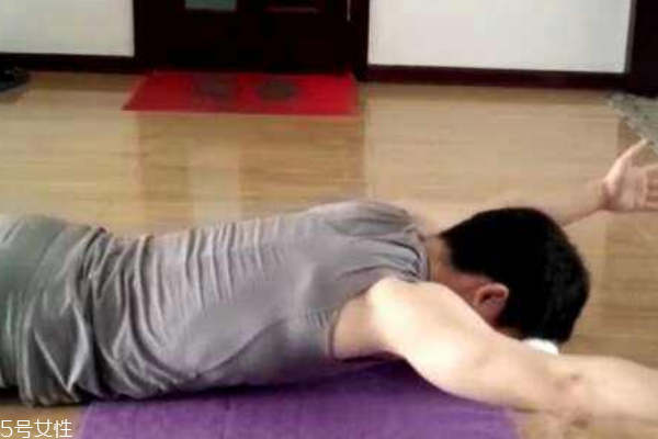 駝背、小腹凸是肩胛骨不正惹的禍