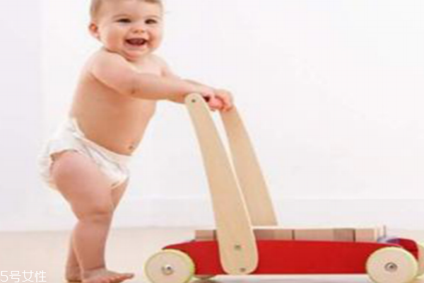 怎么教寶寶走路 家長(zhǎng)不要操之過(guò)急 怎么教寶寶走路 家長(zhǎng)不要操之過(guò)急