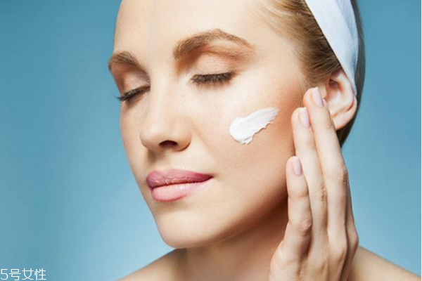 美白精華液什么時候用 美白精華液使用方法 美白精華液什么時候用 美白精華液使用方法