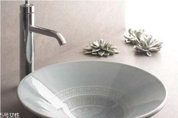 洗臉盆水垢如何去除 洗臉盆水垢的清理辦法 洗臉盆水垢如何去除 洗臉盆水垢的清理辦法
