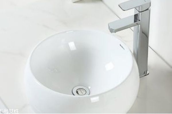 洗臉盆水垢如何去除 洗臉盆水垢的清理辦法 洗臉盆水垢如何去除 洗臉盆水垢的清理辦法