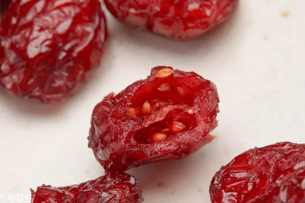 蔓越莓干是什么顏色 劣質(zhì)貨呈褐色或暗黑色 蔓越莓干是什么顏色 劣質(zhì)貨呈褐色或暗黑色