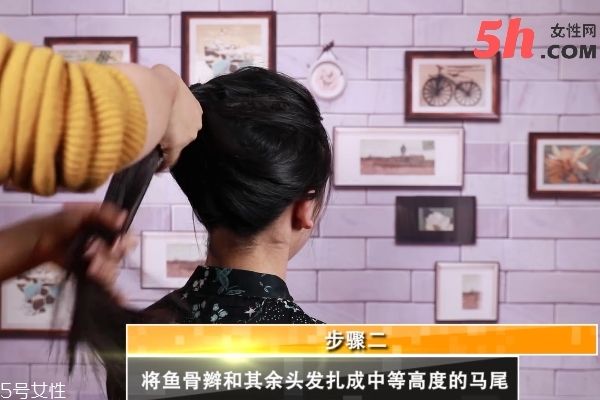 魚骨辮大馬尾怎么扎 魚骨辮大馬尾怎么扎